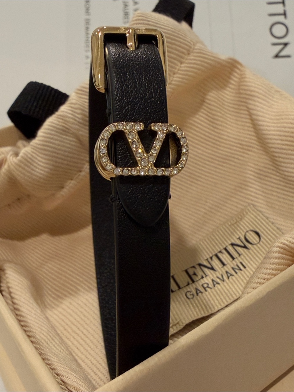 💎🌸💎 Valentino Garavani Ovalette bracelet in black leather and swarovski crystals